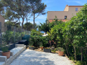 Logement entier T2 climatisé, parking gratuit, jardin, plage à 2min à pied